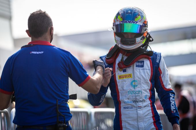 Bent Viscaal perst alles uit Formule 2-wagen op Silverstone